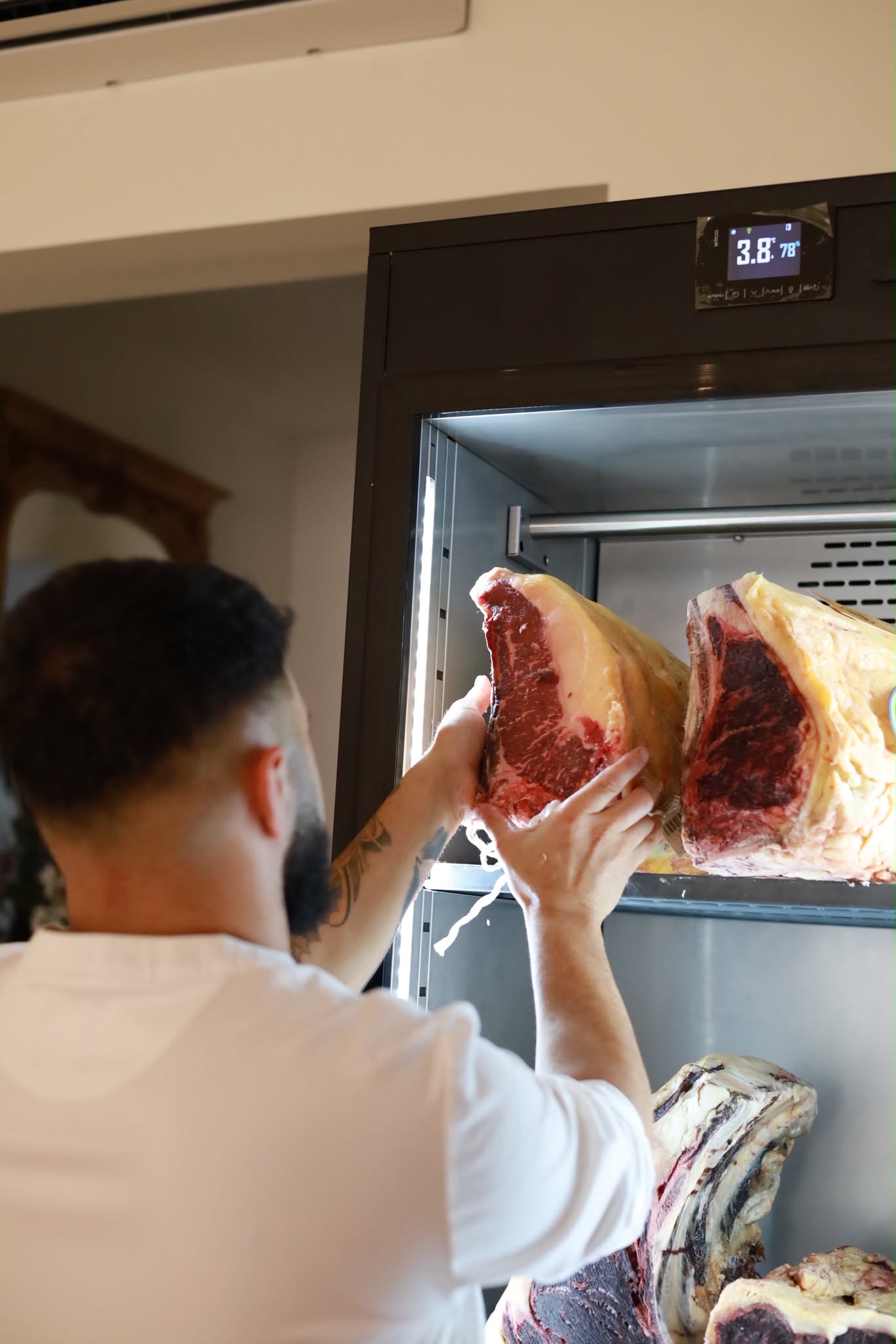 Chef de Oreka cocinando a la brasa